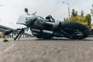 Close-up of a motorcycle on the sidewalk after a serious accident, showing signs of loss of control and collision.